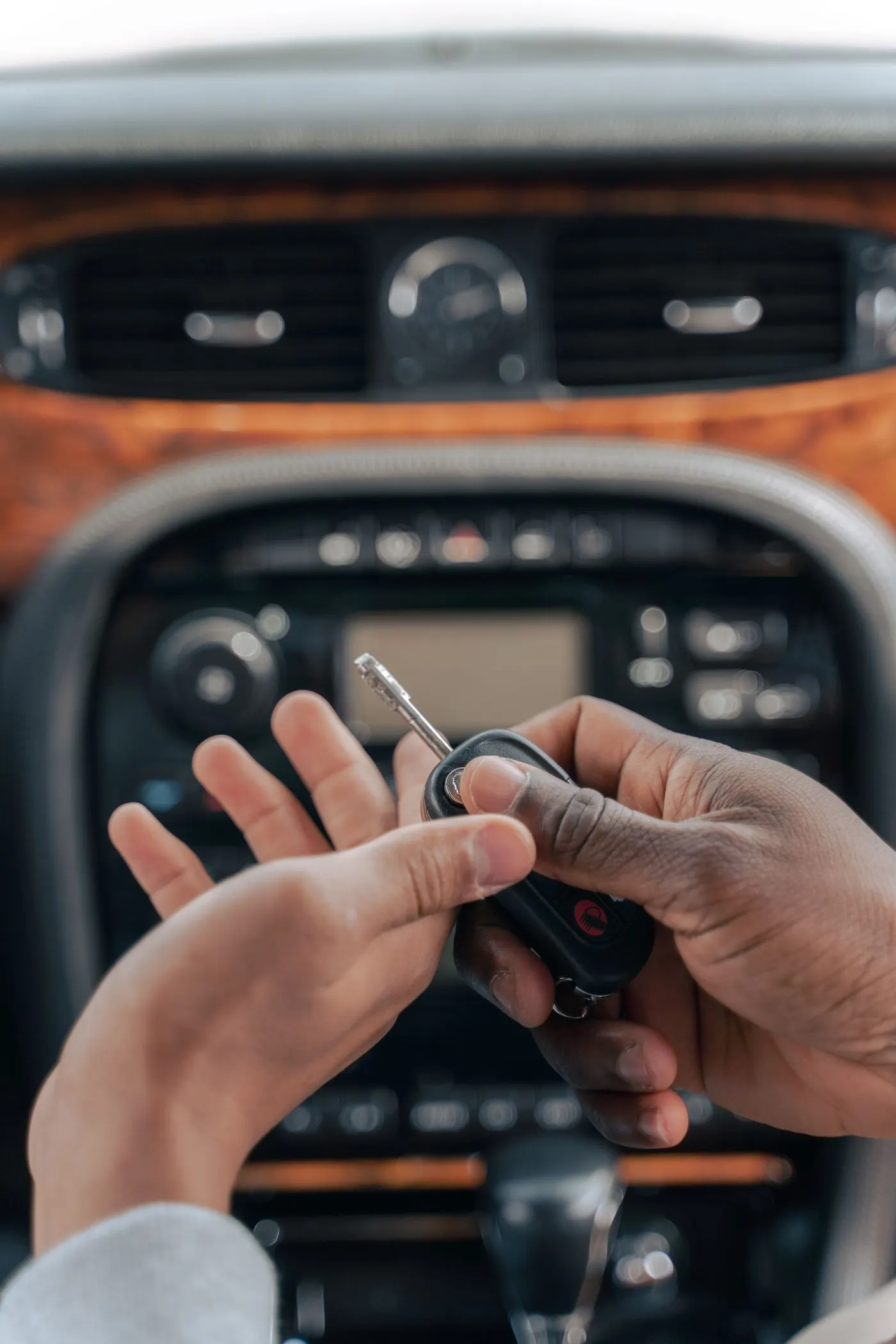 Übergabe eines Fahrzeugschlüssels im Auto